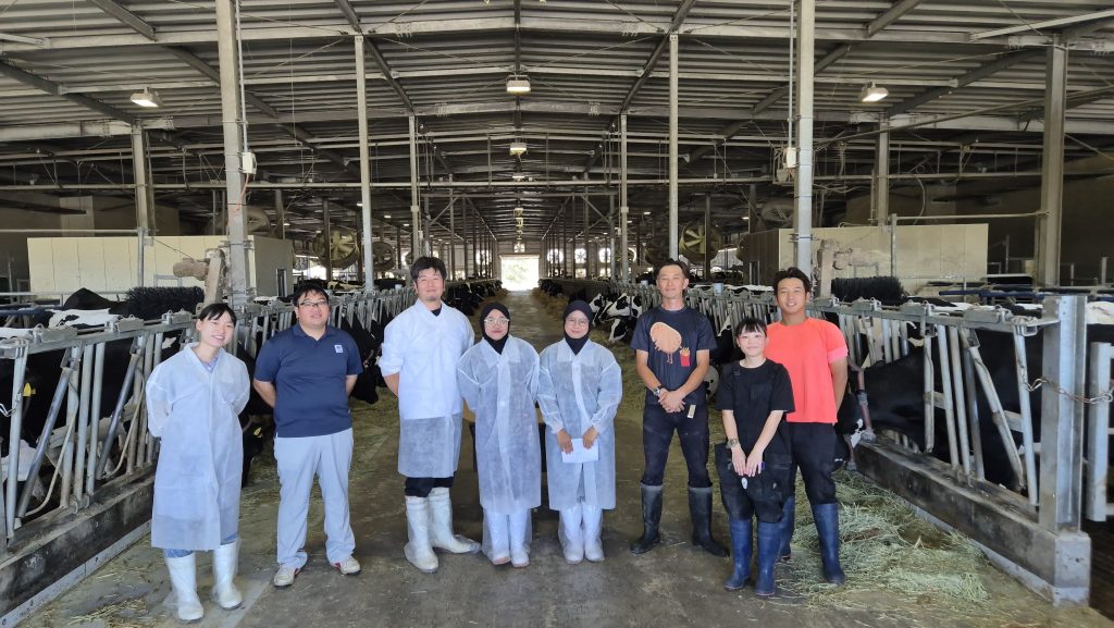 Penyerahan sertifikat bersama kegiatan oleh Dekan Joint Faculty of Veterinary Medicine, Yamaguchi University