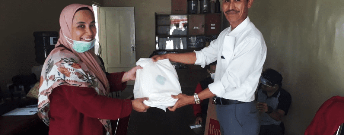 Penyerahan APD kepada satgas COVID19 UGM