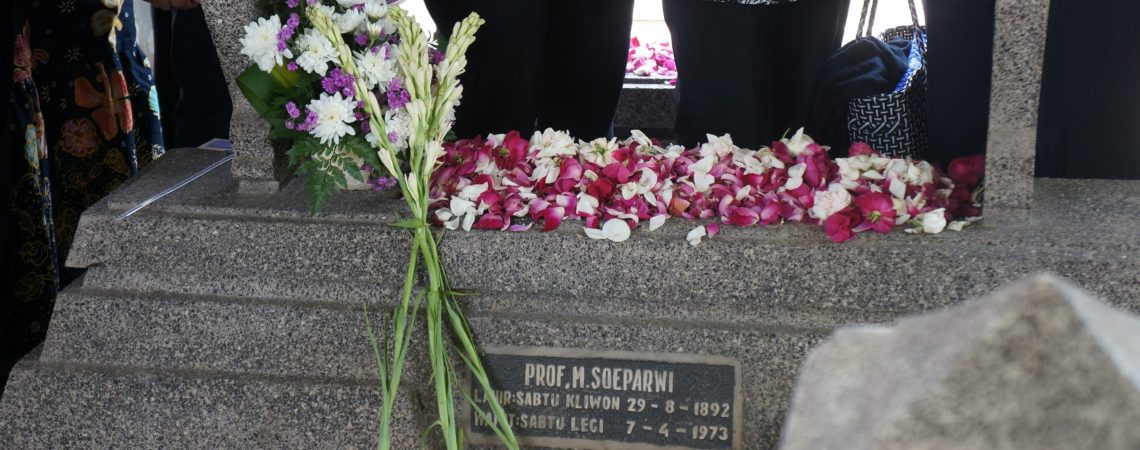 Makam Prof. Soeparwi (Sumber: KPMI FKH UGM)